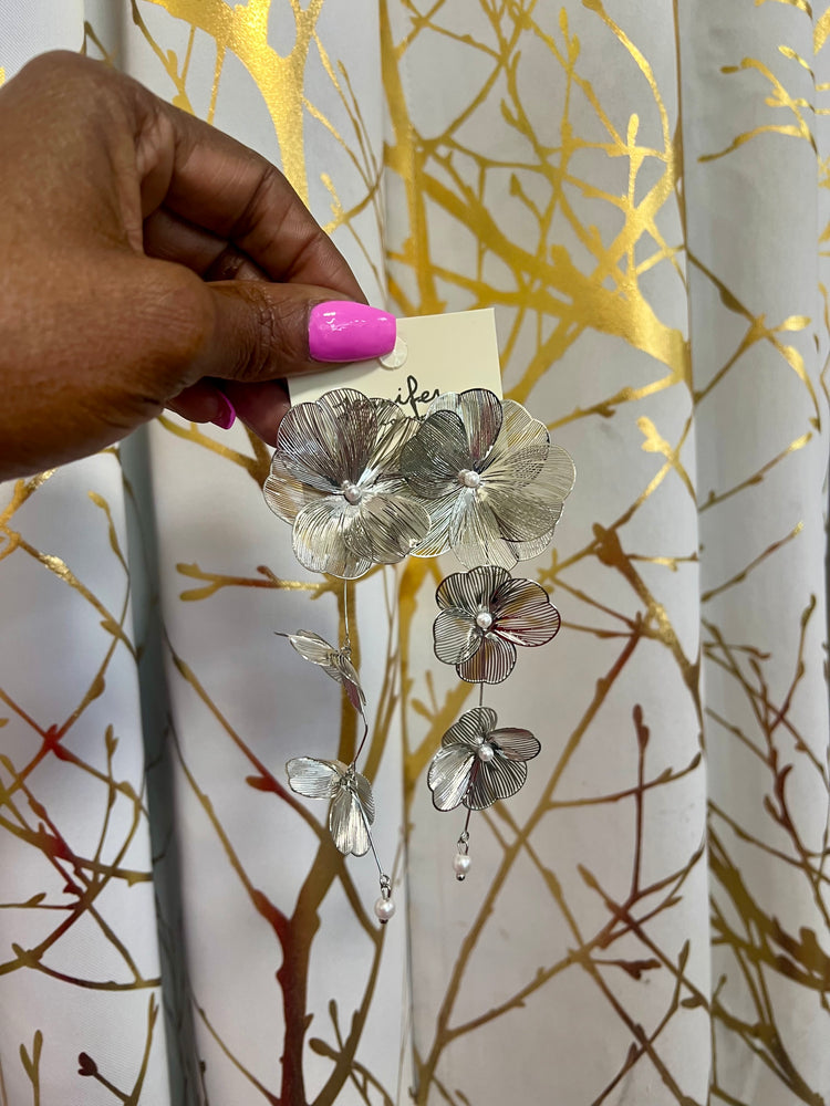 Dainty Flat Petal Earrings (2 colors)