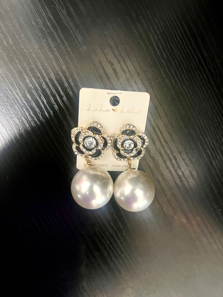 Flower Pearl Earrings (2 colors)