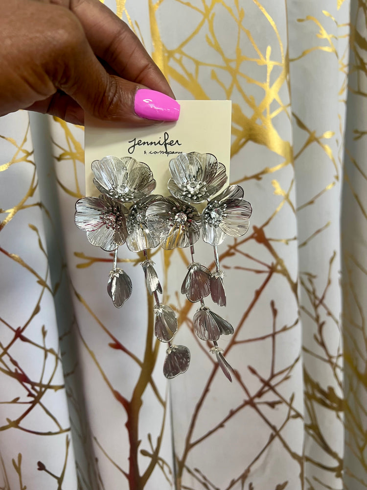 Dainty Petal Earrings (2 colors)