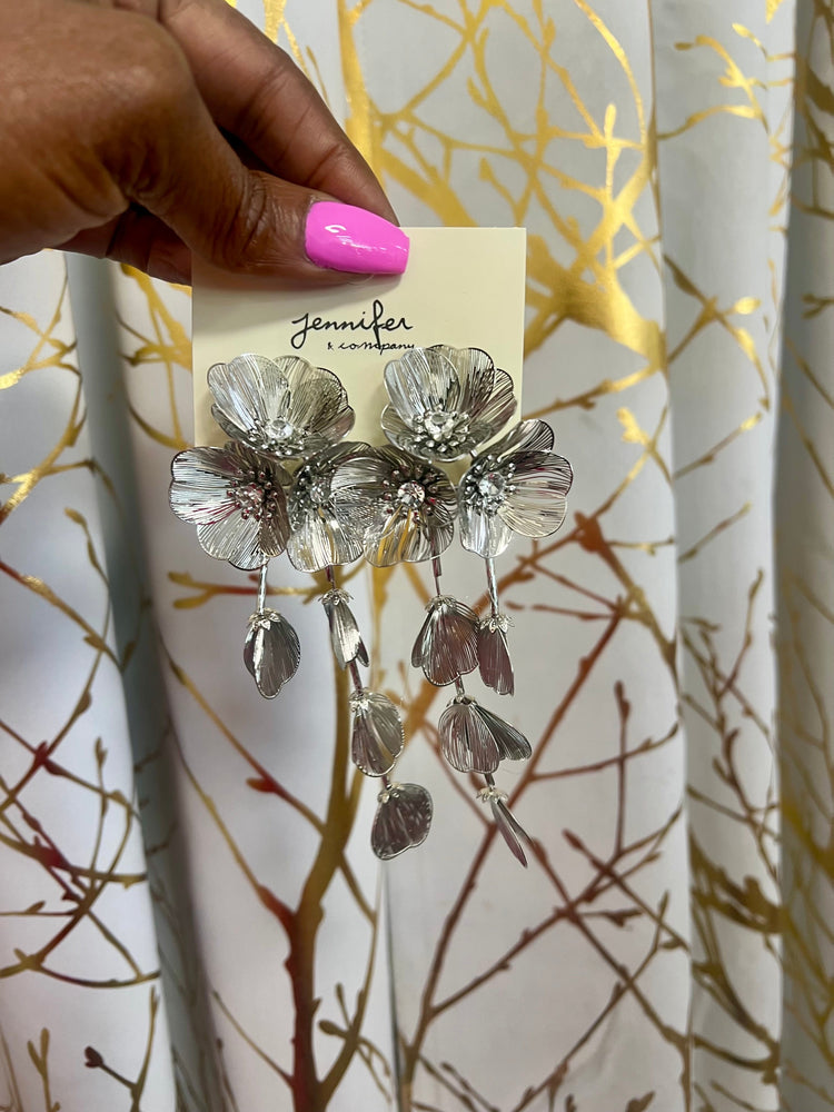 Dainty Petal Earrings (2 colors)