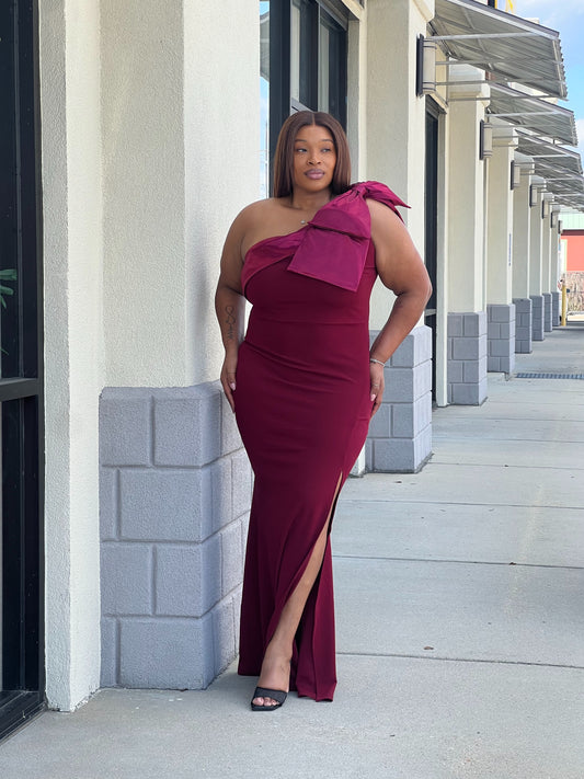 The Bella Bow Gown Plus-Burgundy