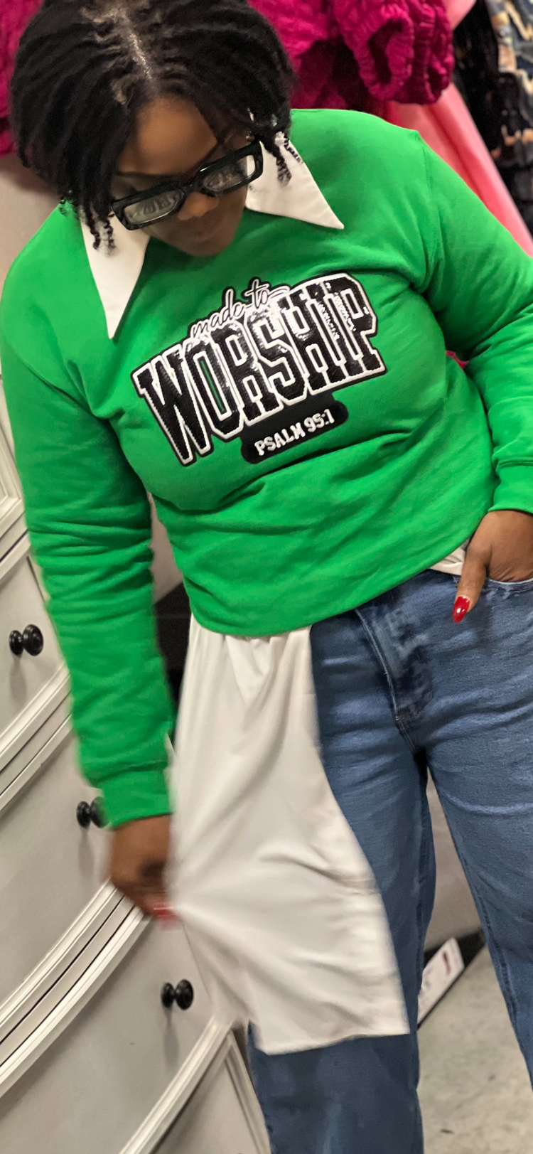 Made to Worship Psalm 95:1 Patch Sweatshirt Reg/Plus-Green (Allow 48hrs for plus sizes only)