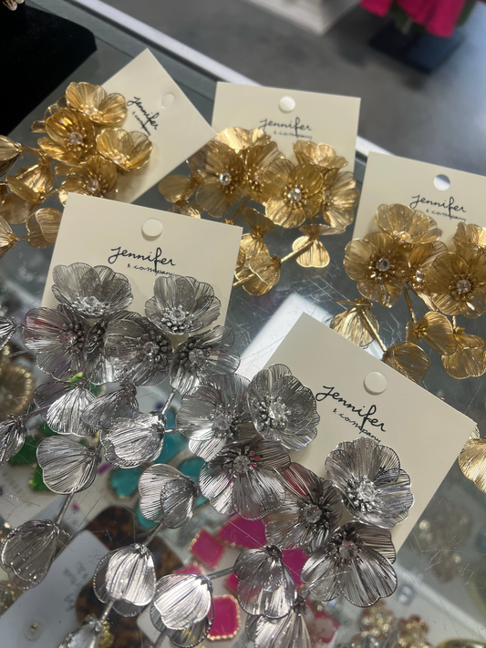 Dainty Petal Earrings (2 colors)