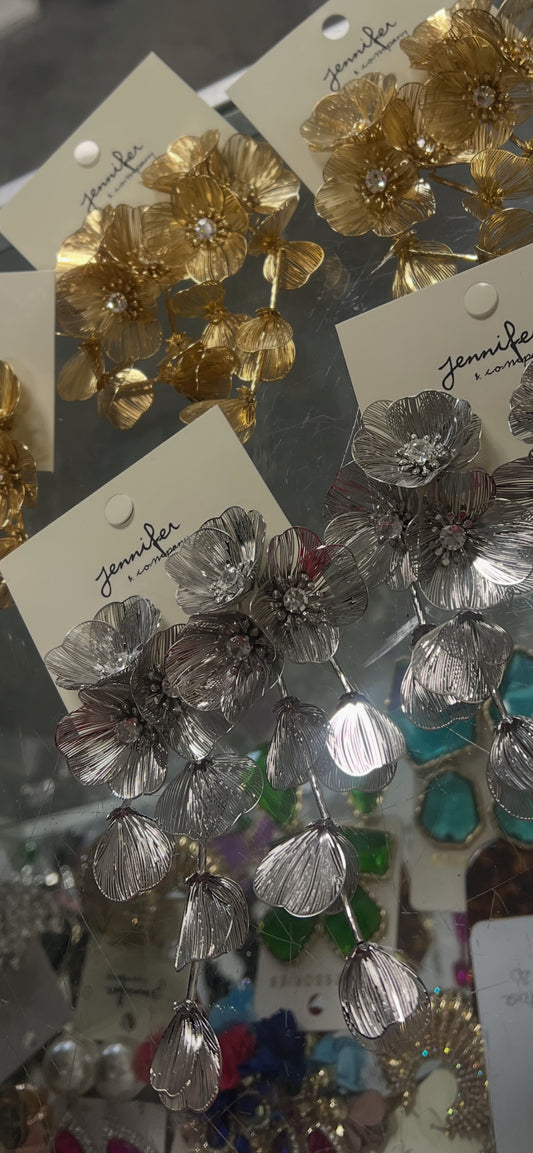 Dainty Petal Earrings (2 colors)