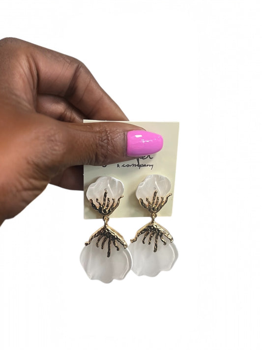 Elegant Shee Earrings-White