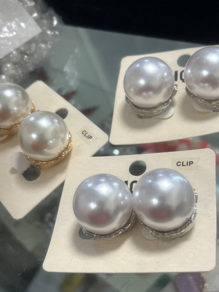 Jumbo Clip Pearl Earrings (2 colors)
