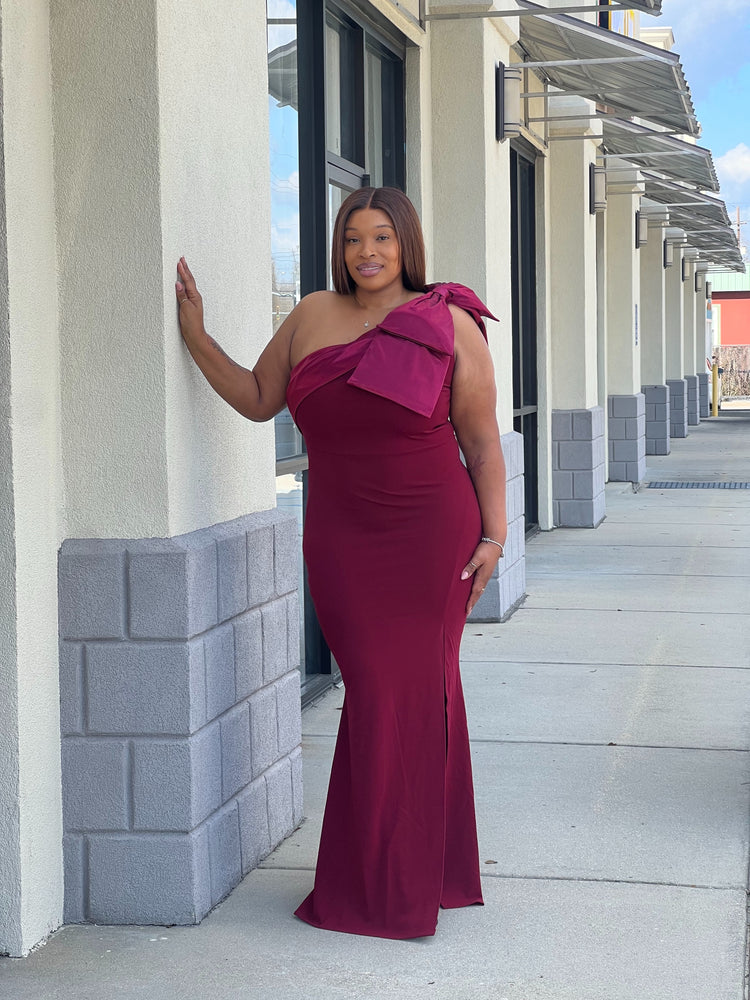 The Bella Bow Gown Plus-Burgundy