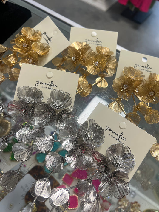 Dainty Petal Earrings (2 colors)