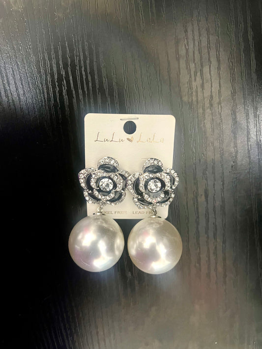 Flower Pearl Earrings (2 colors)